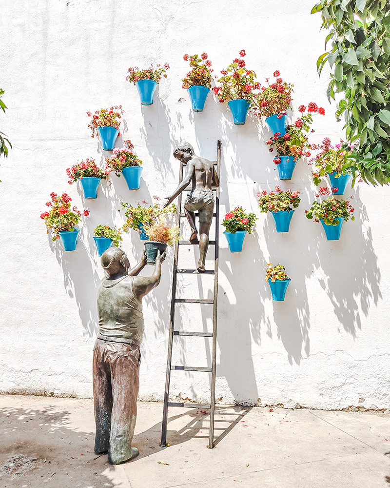 Qué ver y hacer en Córdoba: Escultura dedicada a los Patios de Córdoba