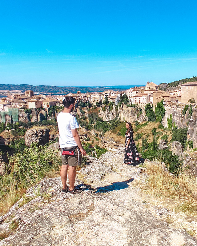 Vistas de un camino del mirador Barrio del Castillo en Cuenca